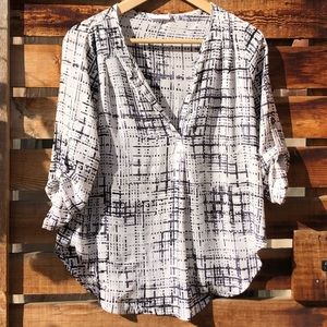 XS Black & White 1/2 Sleeve V-Neck Lush Blouse